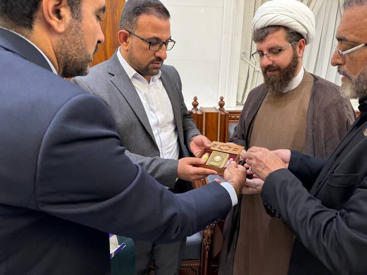 برپایی محفل قرآنی خادمان حرم بانوی کرامت در حرم امامین عسکریین(ع)