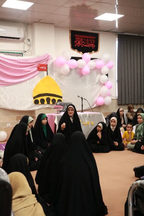 تصاویر/ جشن میلاد حضرت زینب(س) و روز پرستار ویژه بانوان شهر سیرجان در مدرسه علمیه نرجسیه