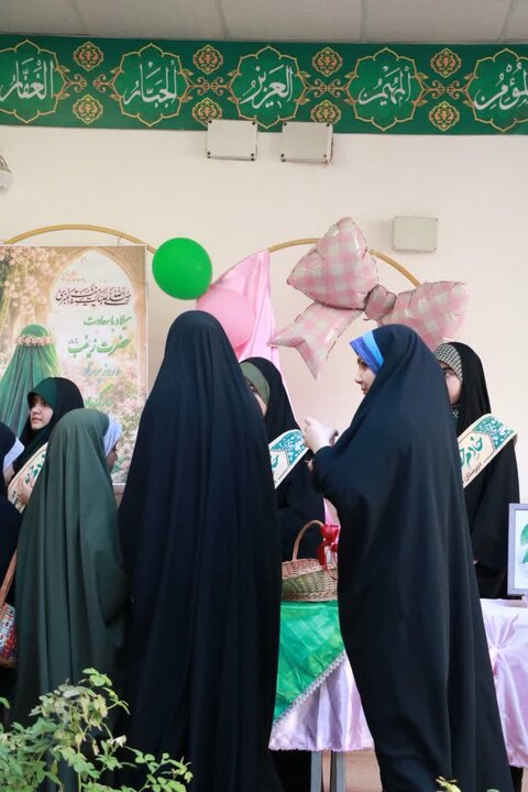 تصاویر/ جشن میلاد حضرت زینب(س) و روز پرستار ویژه بانوان شهر سیرجان در مدرسه علمیه نرجسیه