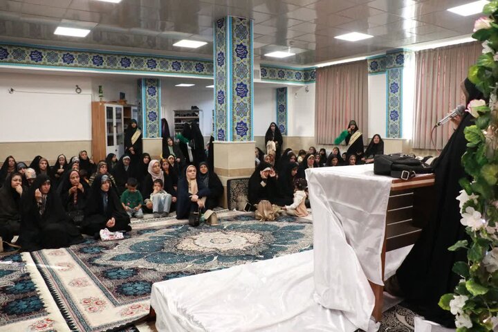 تصاویر/ جشن میلاد حضرت زینب(س) و روز پرستار ویژه بانوان شهر سیرجان در مدرسه علمیه نرجسیه