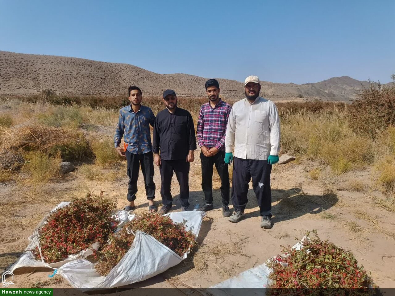 وقف، پشتوانه ماندگار حوزه/ طلاب حاجی‌آباد، ثمره نیک‌اندیشی واقف را به دستان خود برداشتند