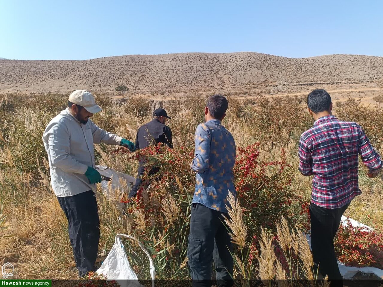 وقف، پشتوانه ماندگار حوزه / طلاب حاجیآباد، ثمره نیکاندیشی واقف را به دستان خود برداشتند