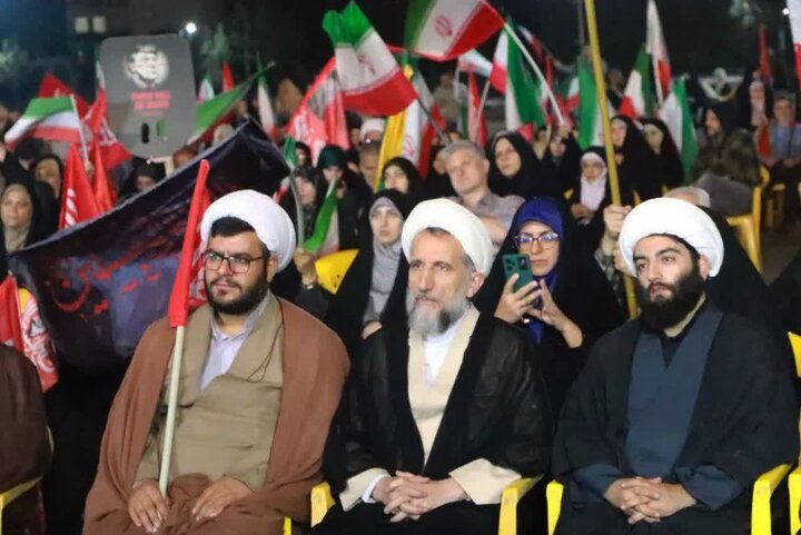 تصاویر / اجتماع مردم قزوین وپرچم گردانی در ایستگاه دویست وسی وهفتم