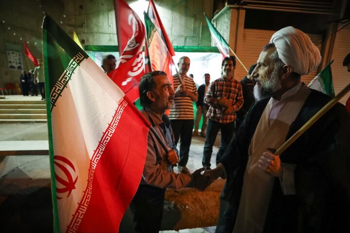 تصاویر / اجتماع مردم قزوین وپرچم گردانی در ایستگاه دویست وسی وهفتم