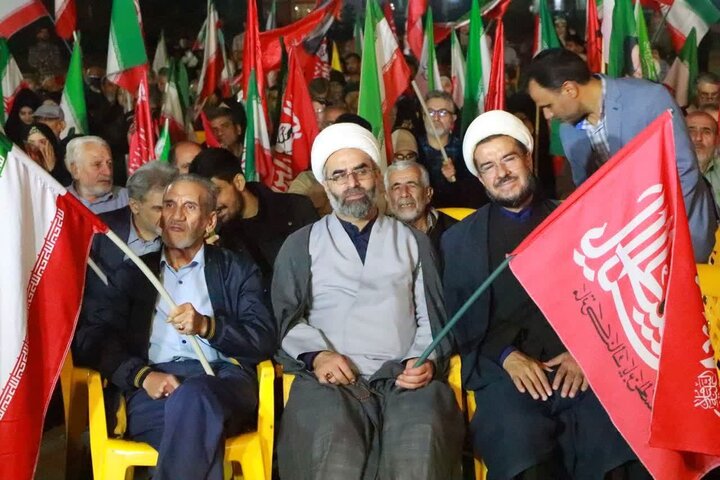 تصاویر / اجتماع مردم قزوین وپرچم گردانی در ایستگاه دویست وسی وهفتم