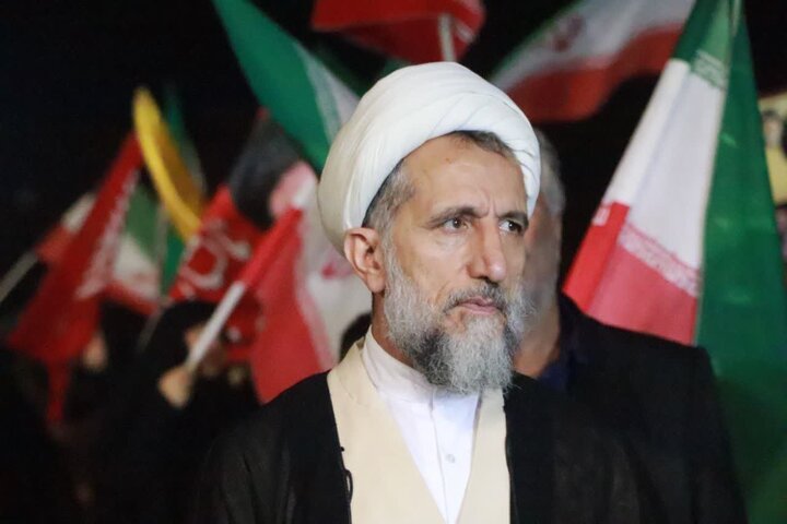تصاویر / اجتماع مردم قزوین وپرچم گردانی در ایستگاه دویست وسی وهفتم