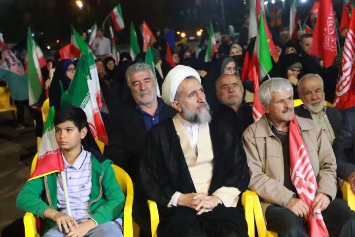 تصاویر / اجتماع مردم قزوین وپرچم گردانی در ایستگاه دویست وسی وهفتم
