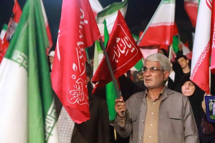 تصاویر / اجتماع مردم قزوین وپرچم گردانی در ایستگاه دویست وسی وهفتم