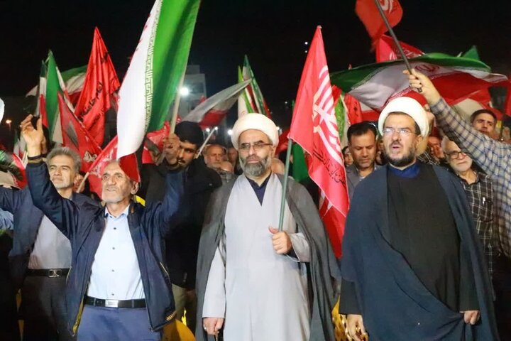تصاویر / اجتماع مردم قزوین وپرچم گردانی در ایستگاه دویست وسی وهفتم