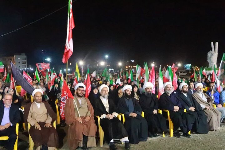 تصاویر / اجتماع مردم قزوین وپرچم گردانی در ایستگاه دویست وسی وهفتم