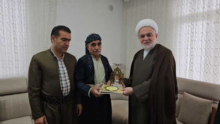 تصاویر/دیدار و سرکشی نماینده ولی‌فقیه در کردستان از علمای اهل سنت و خانواده شهید امین محمدی در روستای انجمنه