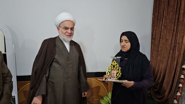 تصاویر/دیدار و سرکشی نماینده ولی‌فقیه در کردستان از علمای اهل سنت و خانواده شهید امین محمدی در روستای انجمنه