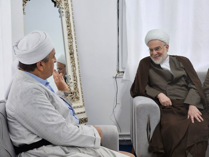تصاویر/دیدار و سرکشی نماینده ولی‌فقیه در کردستان از علمای اهل سنت و خانواده شهید امین محمدی در روستای انجمنه