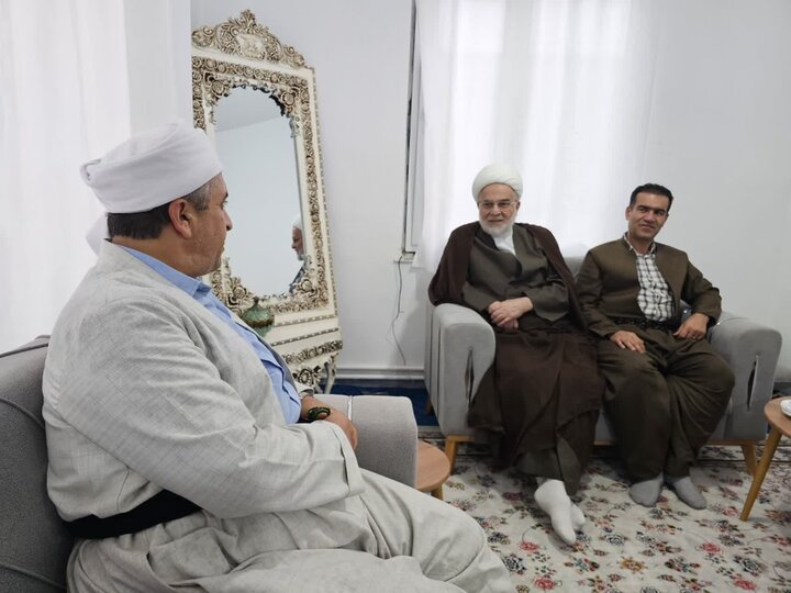 تصاویر/دیدار و سرکشی نماینده ولی‌فقیه در کردستان از علمای اهل سنت و خانواده شهید امین محمدی در روستای انجمنه