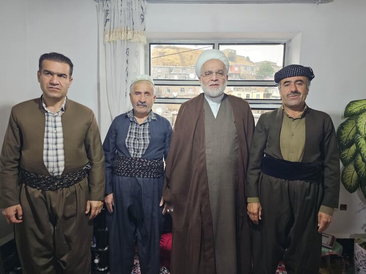 تصاویر/دیدار و سرکشی نماینده ولی‌فقیه در کردستان از علمای اهل سنت و خانواده شهید امین محمدی در روستای انجمنه