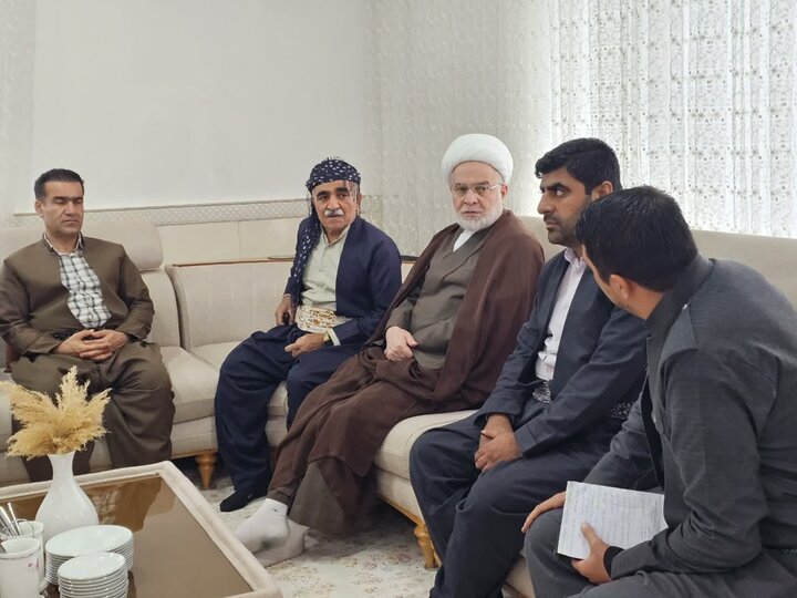 تصاویر/دیدار و سرکشی نماینده ولی‌فقیه در کردستان از علمای اهل سنت و خانواده شهید امین محمدی در روستای انجمنه