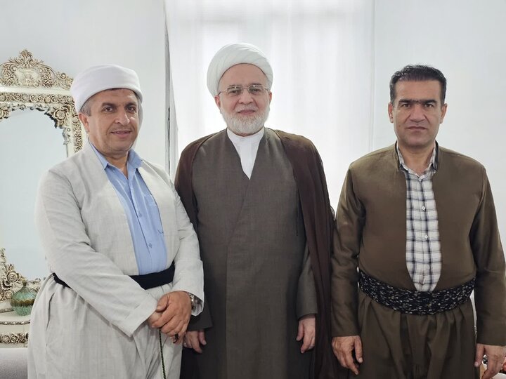تصاویر/دیدار و سرکشی نماینده ولی‌فقیه در کردستان از علمای اهل سنت و خانواده شهید امین محمدی در روستای انجمنه