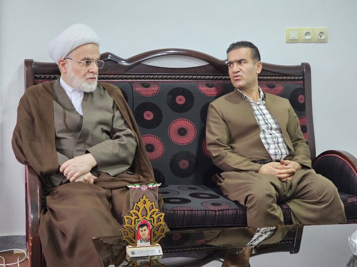 تصاویر/دیدار و سرکشی نماینده ولی‌فقیه در کردستان از علمای اهل سنت و خانواده شهید امین محمدی در روستای انجمنه