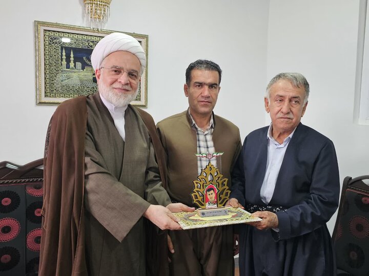 تصاویر/دیدار و سرکشی نماینده ولی‌فقیه در کردستان از علمای اهل سنت و خانواده شهید امین محمدی در روستای انجمنه