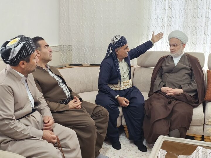 تصاویر/دیدار و سرکشی نماینده ولی‌فقیه در کردستان از علمای اهل سنت و خانواده شهید امین محمدی در روستای انجمنه