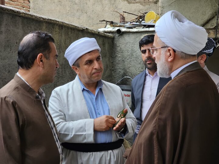 تصاویر/دیدار و سرکشی نماینده ولی‌فقیه در کردستان از علمای اهل سنت و خانواده شهید امین محمدی در روستای انجمنه