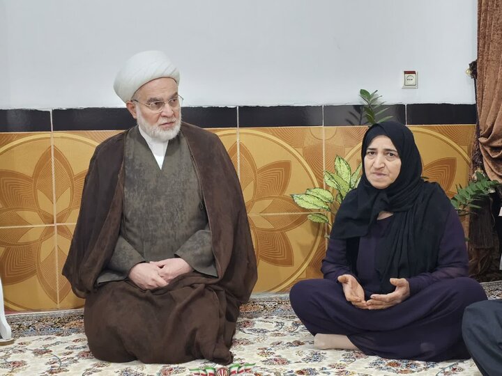 تصاویر/دیدار و سرکشی نماینده ولی‌فقیه در کردستان از علمای اهل سنت و خانواده شهید امین محمدی در روستای انجمنه