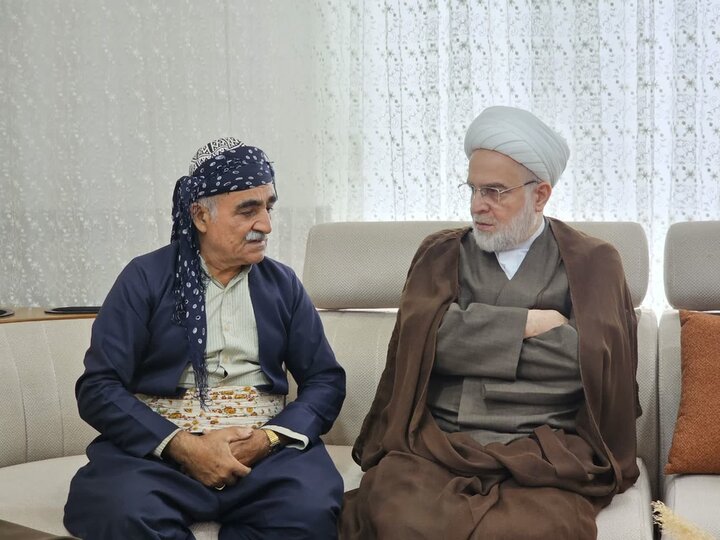 تصاویر/دیدار و سرکشی نماینده ولی‌فقیه در کردستان از علمای اهل سنت و خانواده شهید امین محمدی در روستای انجمنه