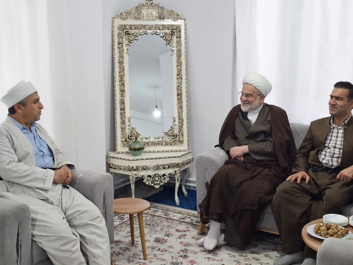 تصاویر/دیدار و سرکشی نماینده ولی‌فقیه در کردستان از علمای اهل سنت و خانواده شهید امین محمدی در روستای انجمنه