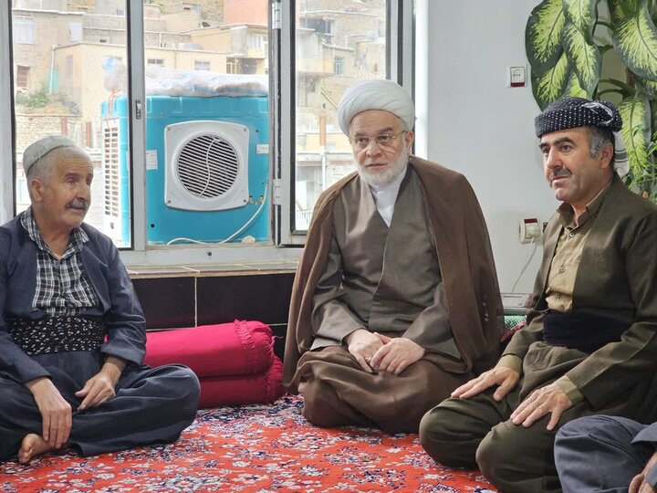 تصاویر/دیدار و سرکشی نماینده ولی‌فقیه در کردستان از علمای اهل سنت و خانواده شهید امین محمدی در روستای انجمنه