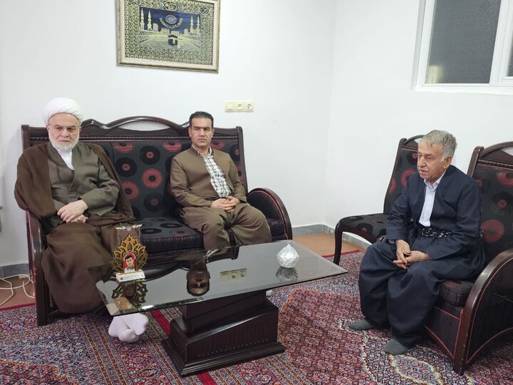 تصاویر/دیدار و سرکشی نماینده ولی‌فقیه در کردستان از علمای اهل سنت و خانواده شهید امین محمدی در روستای انجمنه