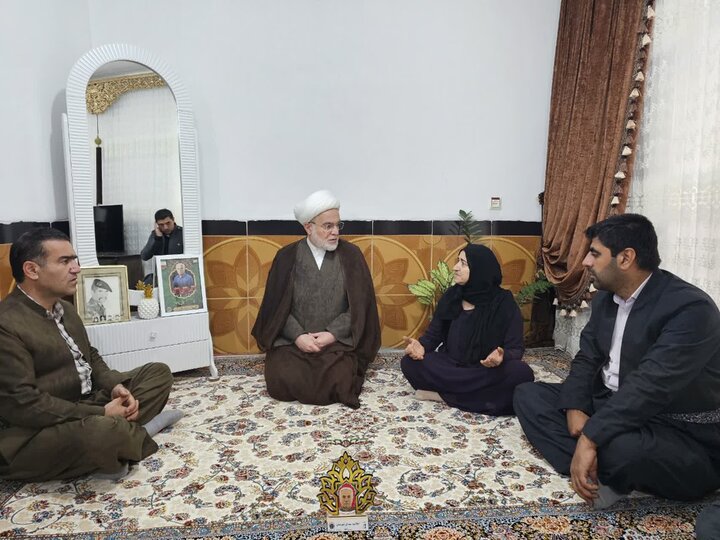 تصاویر/دیدار و سرکشی نماینده ولی‌فقیه در کردستان از علمای اهل سنت و خانواده شهید امین محمدی در روستای انجمنه