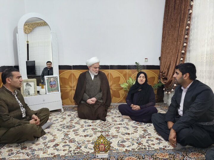 تصاویر/دیدار و سرکشی نماینده ولی‌فقیه در کردستان از علمای اهل سنت و خانواده شهید امین محمدی در روستای انجمنه