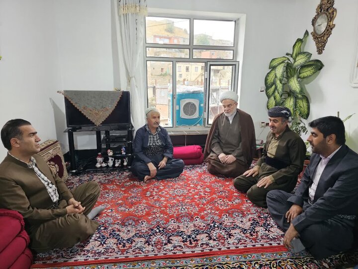تصاویر/دیدار و سرکشی نماینده ولی‌فقیه در کردستان از علمای اهل سنت و خانواده شهید امین محمدی در روستای انجمنه