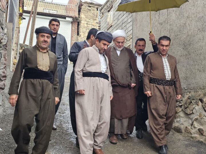 تصاویر/دیدار و سرکشی نماینده ولی‌فقیه در کردستان از علمای اهل سنت و خانواده شهید امین محمدی در روستای انجمنه
