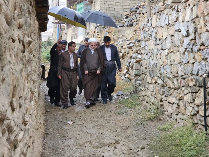 تصاویر/دیدار و سرکشی نماینده ولی‌فقیه در کردستان از علمای اهل سنت و خانواده شهید امین محمدی در روستای انجمنه