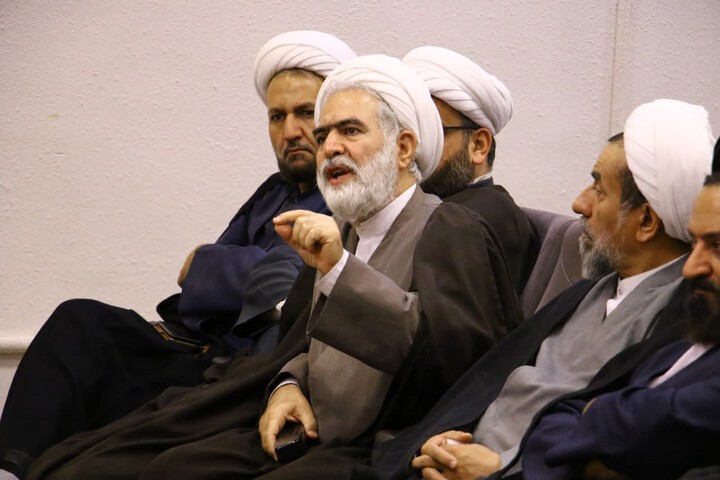 تصاویر| نشست هم اندیشی رئیس مرکز خدمات حوزه های علمیه با اعضای سازمان بسیج اساتید و نخبگان حوزه علمیه اصفهان
