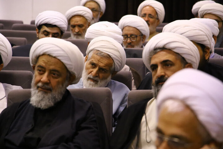 تصاویر| نشست هم اندیشی رئیس مرکز خدمات حوزه های علمیه با اعضای سازمان بسیج اساتید و نخبگان حوزه علمیه اصفهان