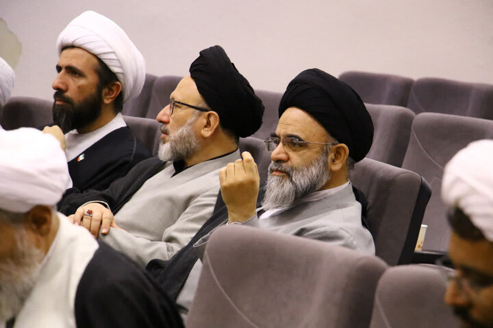 تصاویر| نشست هم اندیشی رئیس مرکز خدمات حوزه های علمیه با اعضای سازمان بسیج اساتید و نخبگان حوزه علمیه اصفهان