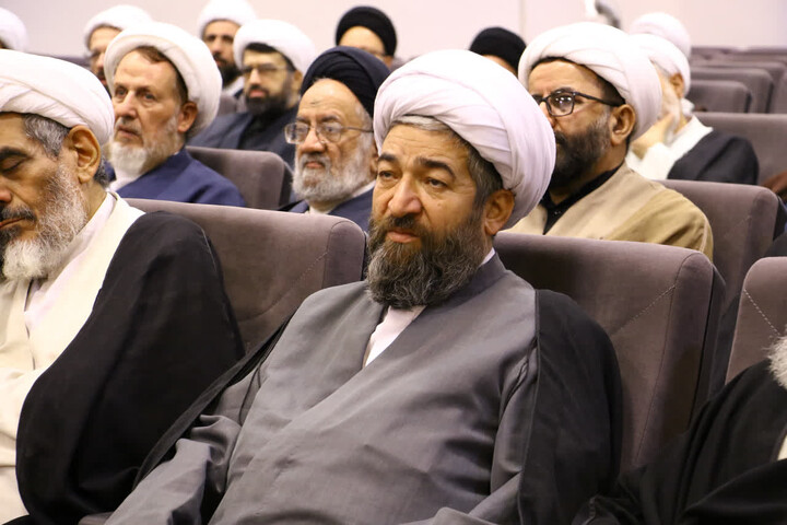 تصاویر| نشست هم اندیشی رئیس مرکز خدمات حوزه های علمیه با اعضای سازمان بسیج اساتید و نخبگان حوزه علمیه اصفهان