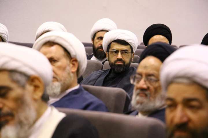 تصاویر| نشست هم اندیشی رئیس مرکز خدمات حوزه های علمیه با اعضای سازمان بسیج اساتید و نخبگان حوزه علمیه اصفهان