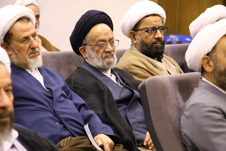 تصاویر| نشست هم اندیشی رئیس مرکز خدمات حوزه های علمیه با اعضای سازمان بسیج اساتید و نخبگان حوزه علمیه اصفهان