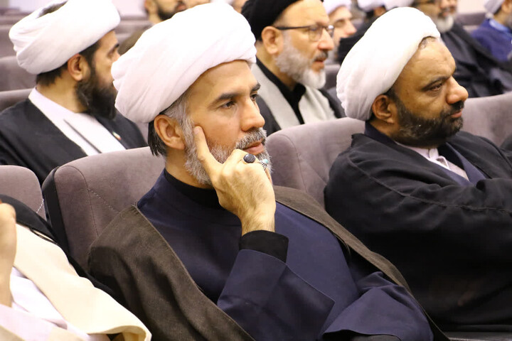 تصاویر| نشست هم اندیشی رئیس مرکز خدمات حوزه های علمیه با اعضای سازمان بسیج اساتید و نخبگان حوزه علمیه اصفهان