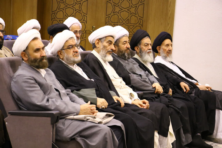 تصاویر| نشست هم اندیشی رئیس مرکز خدمات حوزه های علمیه با اعضای سازمان بسیج اساتید و نخبگان حوزه علمیه اصفهان