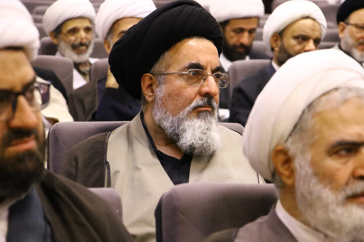 تصاویر| نشست هم اندیشی رئیس مرکز خدمات حوزه های علمیه با اعضای سازمان بسیج اساتید و نخبگان حوزه علمیه اصفهان