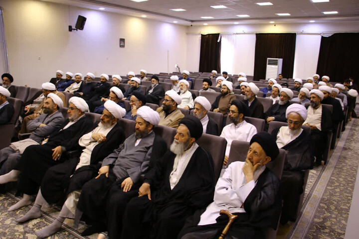 تصاویر| نشست هم اندیشی رئیس مرکز خدمات حوزه های علمیه با اعضای سازمان بسیج اساتید و نخبگان حوزه علمیه اصفهان