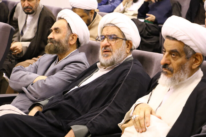 تصاویر| نشست هم اندیشی رئیس مرکز خدمات حوزه های علمیه با اعضای سازمان بسیج اساتید و نخبگان حوزه علمیه اصفهان