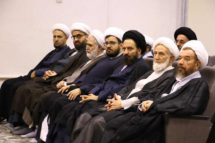 تصاویر| نشست هم اندیشی رئیس مرکز خدمات حوزه های علمیه با اعضای سازمان بسیج اساتید و نخبگان حوزه علمیه اصفهان