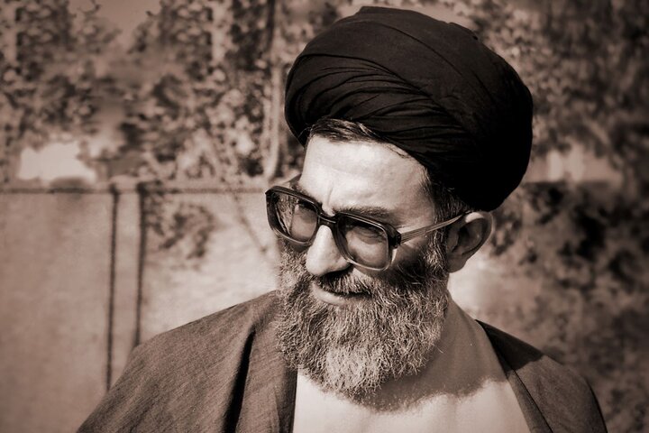 خاطره‌ای از امام شهید؛ پاسخ شنیدنی راننده به طلبه‌ای درباره دلیل سه صلوات برای امام خمینی (ره)
