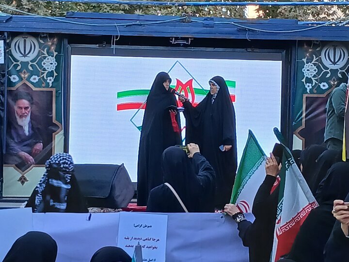 تصاویر/ اجتماع بانوان مشهدی در دفاع از حمایت از حجاب بانوان کشور آذربایجان