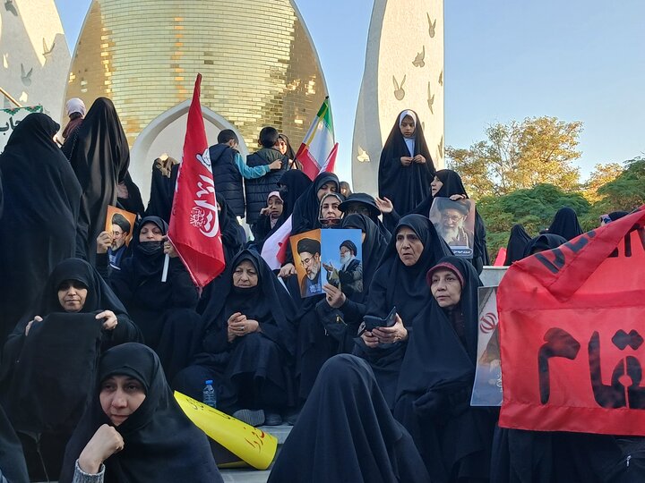تصاویر/ اجتماع بانوان مشهدی در دفاع از حمایت از حجاب بانوان کشور آذربایجان
